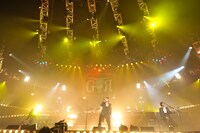 写真は武道館ステージの様子。ズラリと並んだマーシャルアンプが圧巻だ。