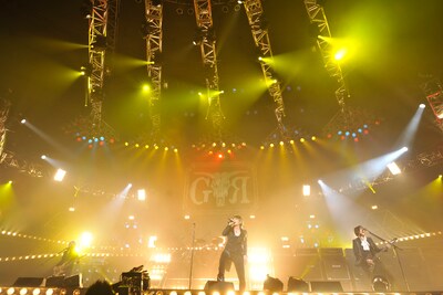 写真は武道館ステージの様子。ズラリと並んだマーシャルアンプが圧巻だ。