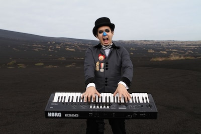 PS60を弾くH ZETT M。