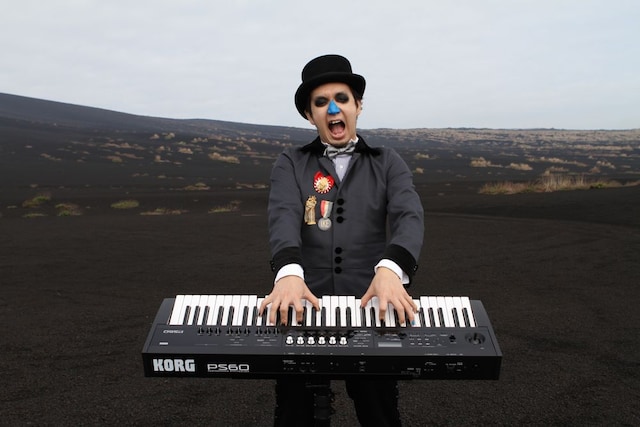 PS60を弾くH ZETT M。