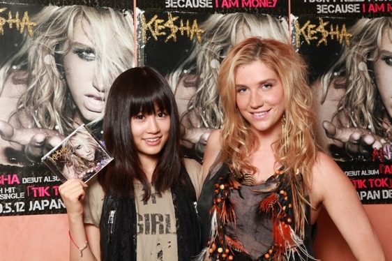 前田敦子（写真左）とKE$HA（右）。