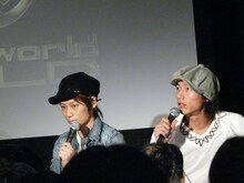 3Dビデオクリップにまつわるトークを展開するUVERworld。