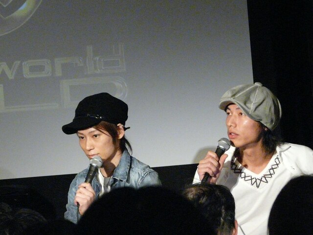 3Dビデオクリップにまつわるトークを展開するUVERworld。