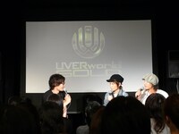 3Dビデオクリップにまつわるトークを展開するUVERworld。