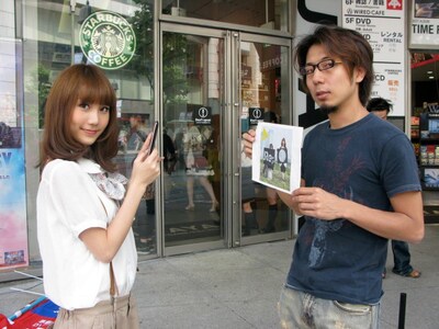 SHIBUYA TSUTAYA前にエアタグを残すMay（写真左）とDaichi（右）。