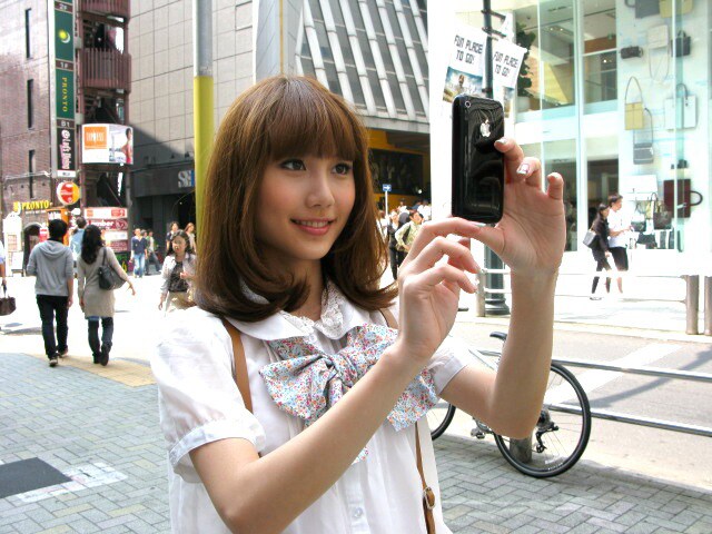 渋谷の街中でエアタグをチェックするMay。