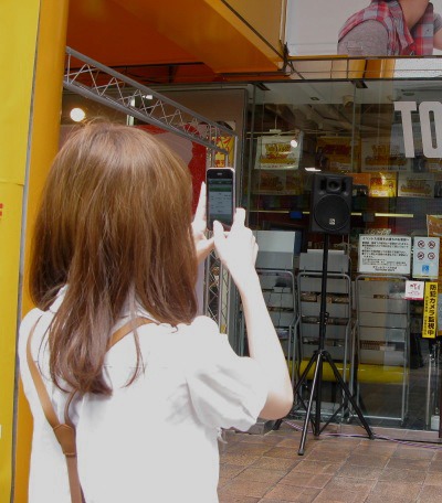 タワーレコード渋谷店前でエアタグをチェック。