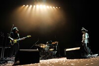 3人の紡ぎだすシンプルなアンサンブルが、各曲の魅力を満員のオーディエンスに伝えた（写真：古渓一道）。