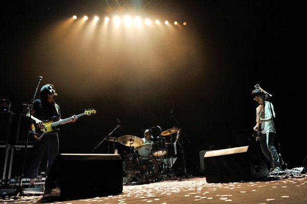 3人の紡ぎだすシンプルなアンサンブルが、各曲の魅力を満員のオーディエンスに伝えた（写真：古渓一道）。