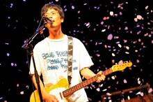 桜吹雪が舞う中「東京レレレのレ」を熱唱する岸田繁（写真：古渓一道）。