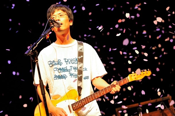 桜吹雪が舞う中「東京レレレのレ」を熱唱する岸田繁（写真：古渓一道）。