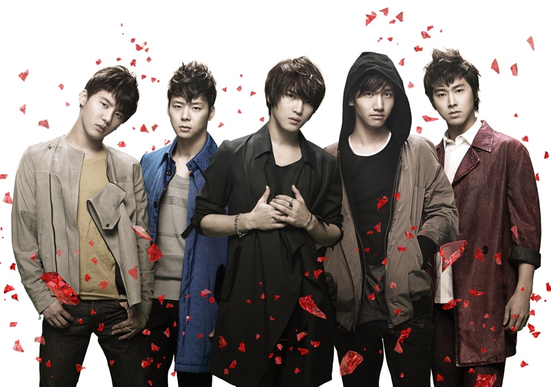 東方神起の軌跡が大画面で楽しめる「TOHOSHINKI THE LIVE ～a-nation2006-2009～」。メンバーの衣装や髪型の変遷にも注目しておこう。