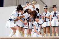 組体操のようなスタイルで表現された「ポニーテールとシュシュ」。