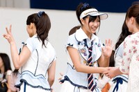 握手会には多くの女性ファンの姿も。笑顔で握手する宮澤佐江。