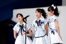 小野恵令奈、藤江れいな、柏木由紀（写真左から）