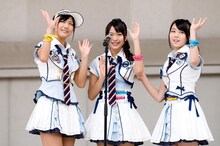 宮澤佐江、北原里英、峯岸みなみ（写真左から）