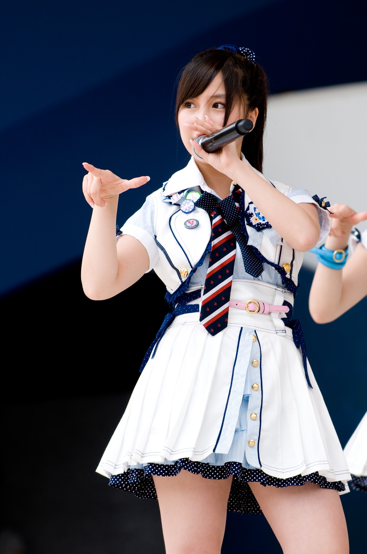 AKB48オフィシャルブログには、小野恵令奈（写真）の所属事務所からのメッセージも掲載。彼女が卒業を決めるに至った経緯が説明されている（写真は6月13日によみうりランドで行われた、全国握手会イベントより）。