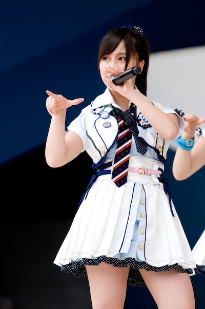 AKB48オフィシャルブログには、小野恵令奈（写真）の所属事務所からのメッセージも掲載。彼女が卒業を決めるに至った経緯が説明されている（写真は6月13日によみうりランドで行われた、全国握手会イベントより）。