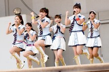 板野友美、河西智美、大島優子、小嶋陽菜、高橋みなみ、宮澤佐江（写真左から）