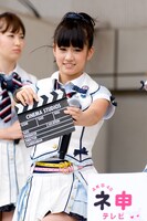 カチンコを鳴らす前田敦子。冒頭の挨拶では「毎回こうやってイベントをやらせていただくたびに、みなさんの声援が増えていることを、すごくすごくうれしく感じています」と感謝の思いを届けた。