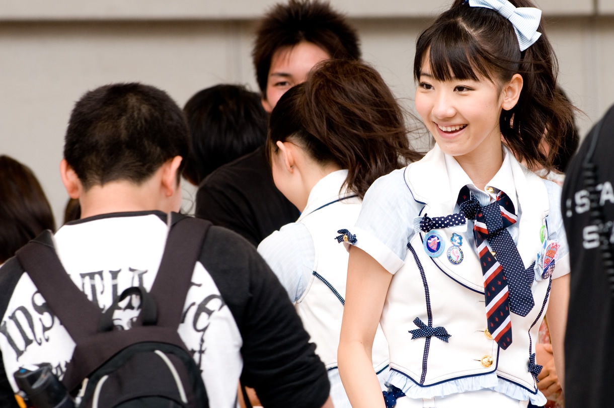 笑顔でファンと握手する柏木由紀。