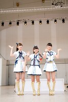 小嶋陽菜、高橋みなみ、前田敦子（写真左から）の3人はスケジュールの都合で残念ながら握手会は欠席。