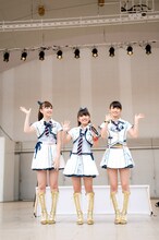 小嶋陽菜、高橋みなみ、前田敦子（写真左から）の3人はスケジュールの都合で残念ながら握手会は欠席。