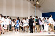 のべ1万5000人が参加した握手会の様子。