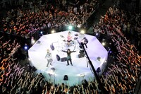 パレットタウンの広場に設置された円形ステージを、オーディエンスが360度囲む形で敢行されたライブ（撮影：緒車寿一）。