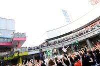 熱烈なファンから通りすがりの人まで、大勢の人々が彼らのライブを堪能した（撮影：緒車寿一）。