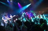 ツアーを終えたばかりのNICO Touches the Wallsは、6月30日に赤坂BLITZで行われるHiGEの自主企画「9mmのHiGEとNICOのASSHOLE」に出演。7月以降は「JOIN ALIVE」を皮切りに全国各地の夏フェスやイベントを席巻する。