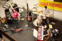 クラムボンは現在全国ツアー「clammbon tour『2010』」の真っ最中。屋上ライブはツアーの合間に行われた。