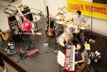 クラムボンは現在全国ツアー「clammbon tour『2010』」の真っ最中。屋上ライブはツアーの合間に行われた。