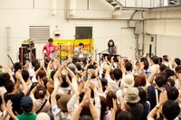 屋上ライブの様子。