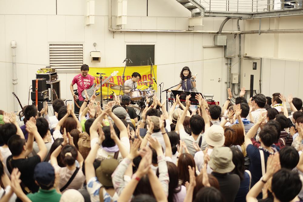 屋上ライブの様子。