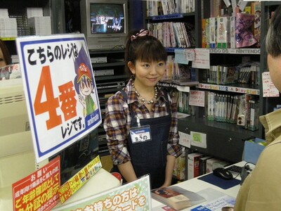 てきぱきとレジ業務をこなす牧野店長。彼女は8月のワンマンライブについて、自身のブログで「コンサートでは初挑戦になるあんな事や、クラシックコーナーでやっちゃうこんな事、打ち合せを重ねるごとに、何だか『So Sparkle』っぽい、賑やかなメニューになってきていますよん」とその内容について明かしている。