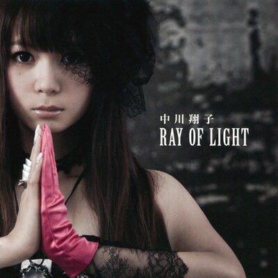 7月5日でデビュー5周年を迎えるしょこたん。4月28日リリースの11thシングル「RAY OF LIGHT」（写真）に続き、5周年イヤーの幕開けを飾る新作「フライングヒューマノイド」が登場する。