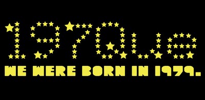 1979年という時代を感じさせる「197Que」ロゴマーク。ちなみに、1979年生まれのアーティスト／著名人としてはほかに藤原基央（BUMP OF CHICKEN）、堂本光一＆堂本剛（KinKi Kids）、元ちとせ、魔裟斗、篠原ともえ、奥菜恵、ともさかりえ、窪塚洋介、稲本潤一、ルイス・ゴンザレスなどが挙げられる。