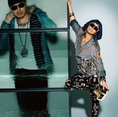 AK-69（写真右）はAIとの共演について、「昔からファンだって思えるアーティストだったし、コラボレーションしたかったアーティストなんで、オファーが来たときは本当にうれしかった」とコメントしている。