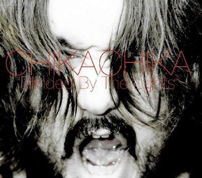 写真は今年1月にリリースされたCHIKA CHIKAのアルバム「Blinded By The Lights」ジャケット。