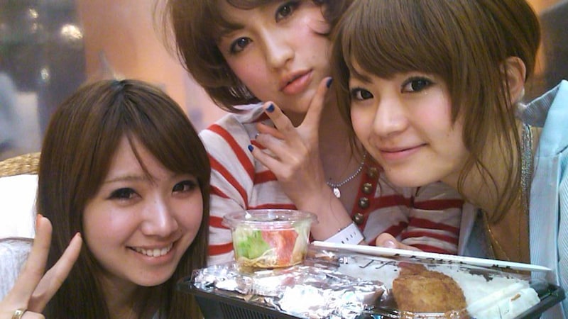 新生COSMETICSのメンバーは現在、オフィシャルブログにて自己紹介を含めた更新を日々続けている。