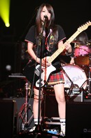この日のステージではヒット曲「瞬間センチメンタル」「少女S」なども披露。5月に20歳を迎えたMAMI（G）とTOMOMI（B）の誕生日をお祝いするコーナーをはさみつつライブは進行した。