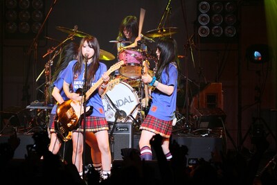 写真はSHIBUYA-AX公演のアンコールの模様。メンバーはサッカー日本代表ユニフォームを模したSCANDALオリジナルTシャツを着て再登場。当日の夜にはワールドカップ日本代表の1戦目があり、熱い気持ちをそのまま日本代表選手に届けるようなパフォーマンスを披露した。