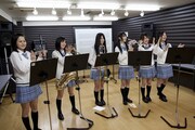 バンドとしての一体感を高めるために、リズムを取る練習をするSKE48メンバー。