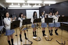 バンドとしての一体感を高めるために、リズムを取る練習をするSKE48メンバー。