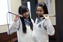 須田亜香里（写真左）と木下有希子（右）