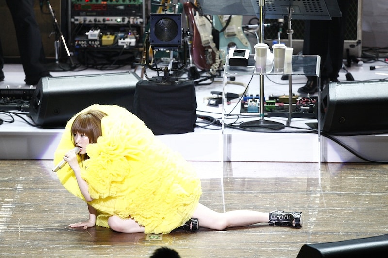 写真は「YUKI LIVE "The Present"」の模様。