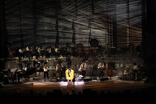 オーケストラをバックに従えて歌うYUKI。