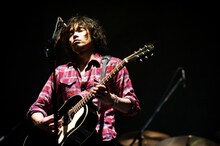 夏には「RISING SUN ROCK FESTIVAL 2010 in EZO」「SETSTOCK'10」「ROCK IN JAPAN FESTIVAL 2010」など、多数のフェスに出演が決定している斉藤和義。