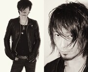 BOOM BOOM SATELLITES川島道行（Vo. G/写真右）のTwitterアカウントは「@BBS_kawashima」。